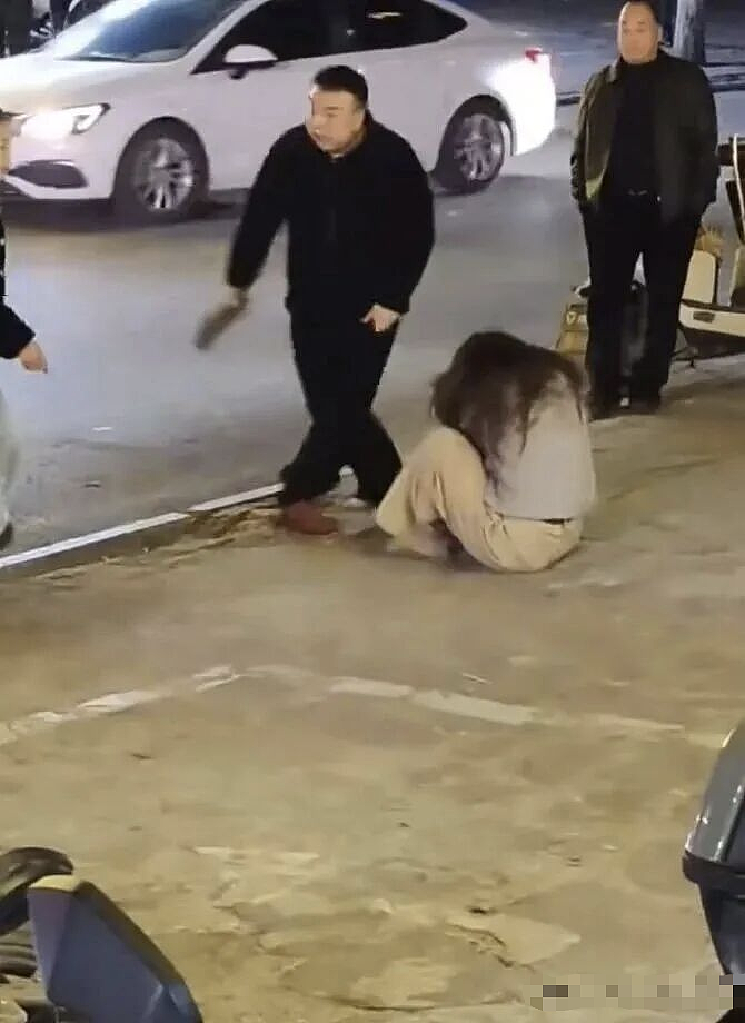 热搜爆了!河南15岁少女街头被夫妻砖头砸脸:现场视频看怕我了…(视频/组图) - 2