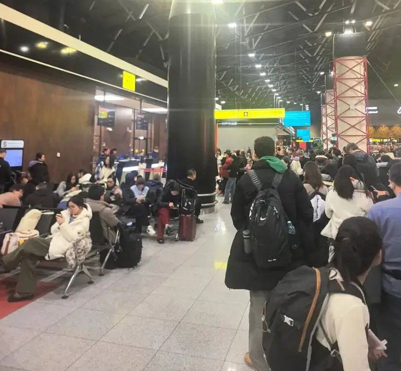 乌克兰无人机侵袭！大批中国游客滞留莫斯科机场10小时：无法返工（组图） - 1