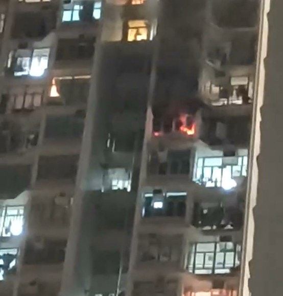香港厚德邨单位起火逾百人疏散画面曝！烈焰浓烟冲天，一人吸浓烟不适（视频/组图） - 5