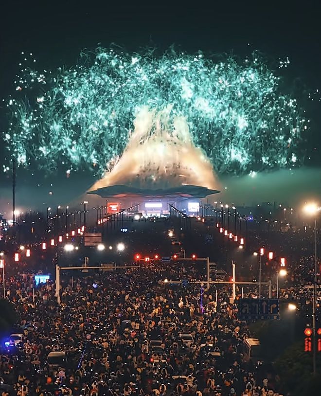 浏阳烟花秀数万游客为救护车让道!烟花暂停燃放数分钟,当地回应(组图) - 1