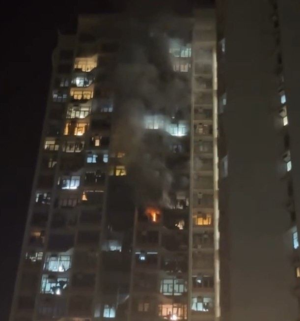 香港厚德邨单位起火逾百人疏散画面曝！烈焰浓烟冲天，一人吸浓烟不适（视频/组图） - 3