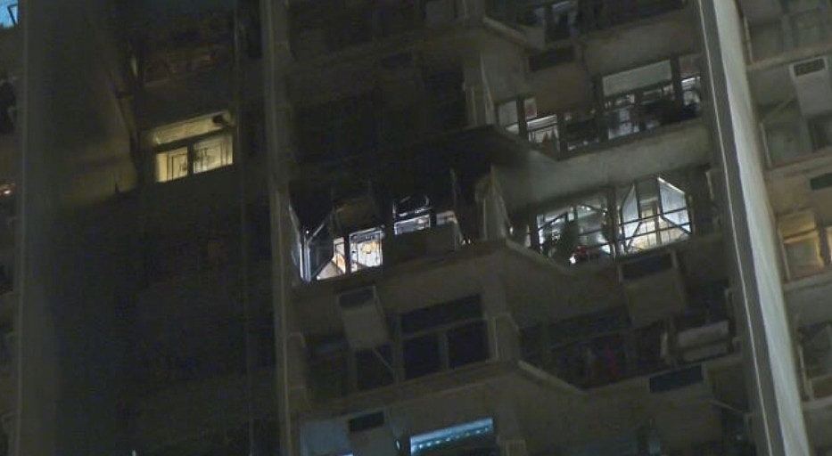 香港厚德邨单位起火逾百人疏散画面曝！烈焰浓烟冲天，一人吸浓烟不适（视频/组图） - 4