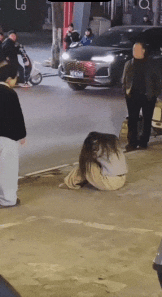 热搜爆了!河南15岁少女街头被夫妻砖头砸脸:现场视频看怕我了…(视频/组图) - 15
