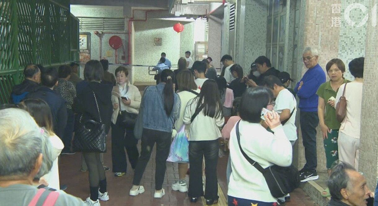 香港厚德邨单位起火逾百人疏散画面曝！烈焰浓烟冲天，一人吸浓烟不适（视频/组图） - 2