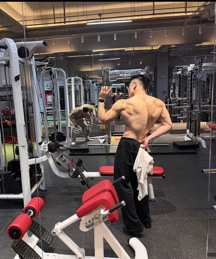 【帅哥】健身房自拍秀肌肉，这人夫感气质和肌肉线条太哇塞了（组图） - 3