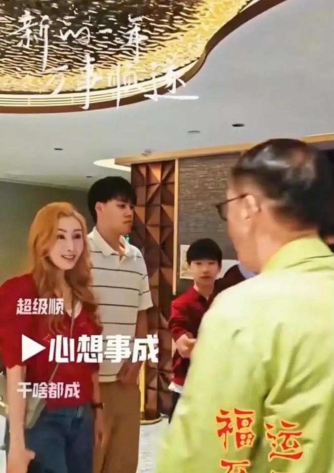 李嘉欣一家逛街!15岁许建彤容貌变化显著,身高近190已成帅哥(组图) - 5