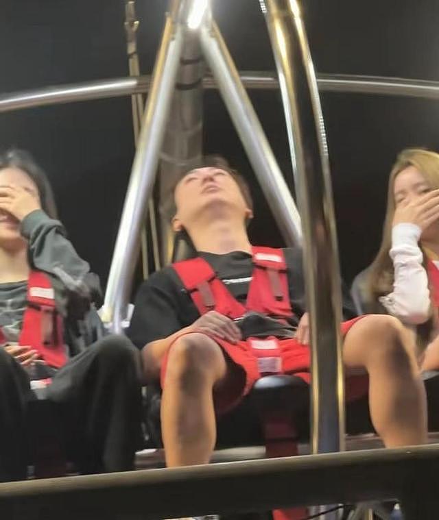 王思聪新加坡新年:38岁富二代三人行,女友懒懒心态逆天(组图) - 2