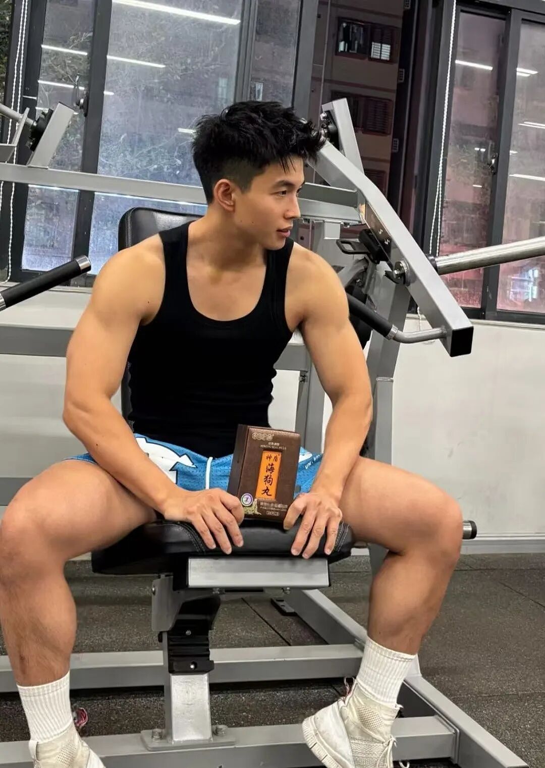 【帅哥】东北黑皮猛男体育生健身房大秀身材!粗腿大包持久力爆棚....(组图) - 5