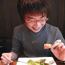 20岁小哥意外中2亿彩票，瞒着家人狂吃5年全花光，最后给自己悟出一人生道理..（组图） - 2