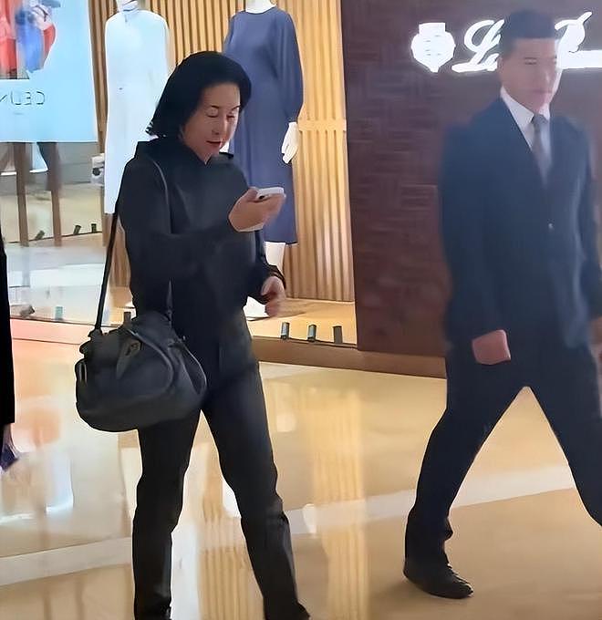 何超琼身价突破700亿,3位保镖一同出行,手里的包包成为亮点(组图) - 1