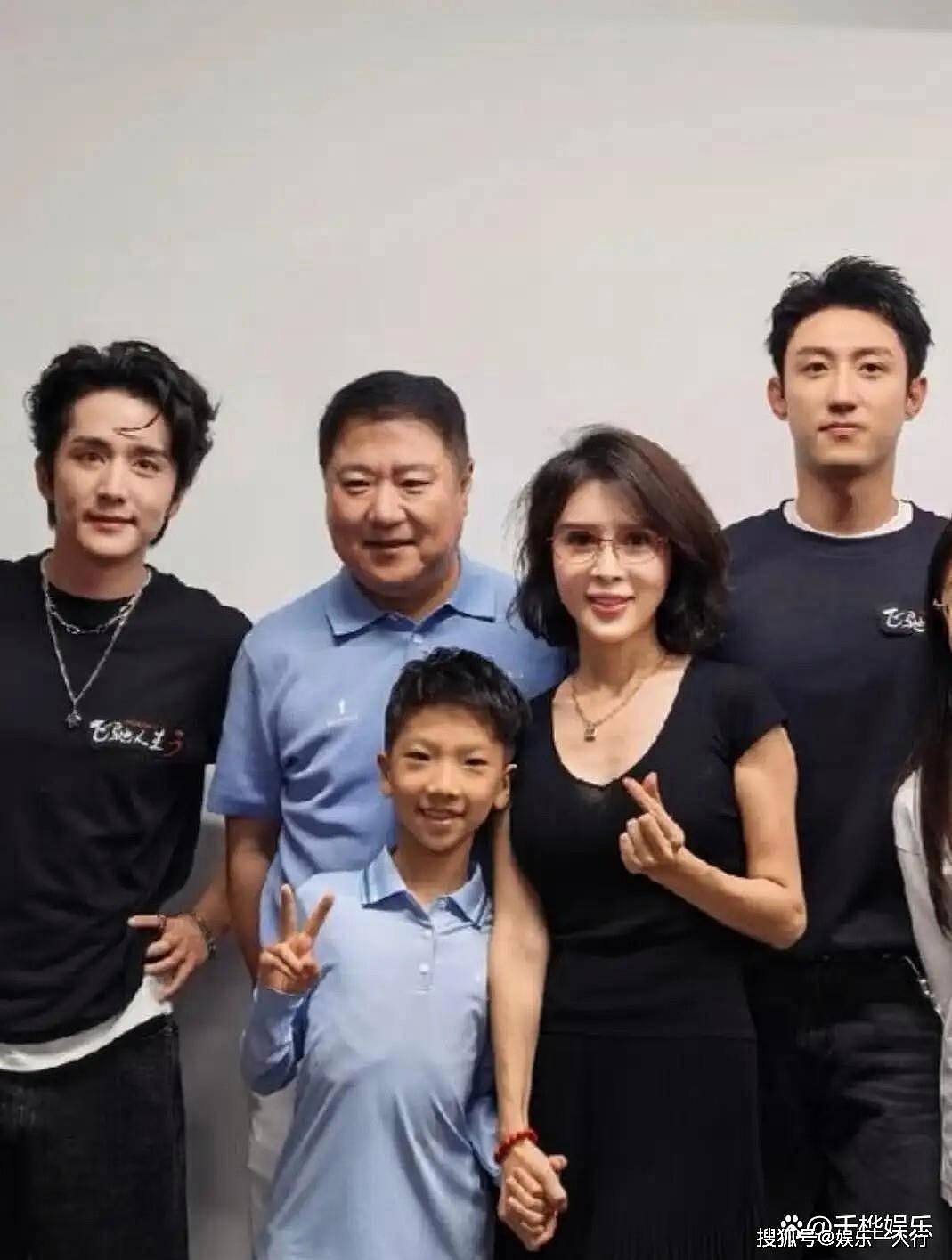 金巧巧三亚全家福狠狠打脸！富豪老公于东罕见露面，一家四口追星画面太温馨，婚变谣言不攻自破（组图） - 4