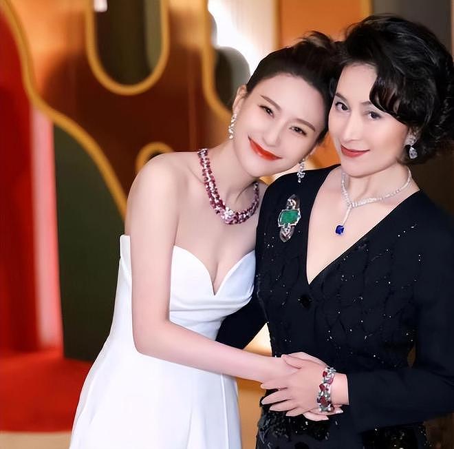 何超琼身价突破700亿,3位保镖一同出行,手里的包包成为亮点(组图) - 7