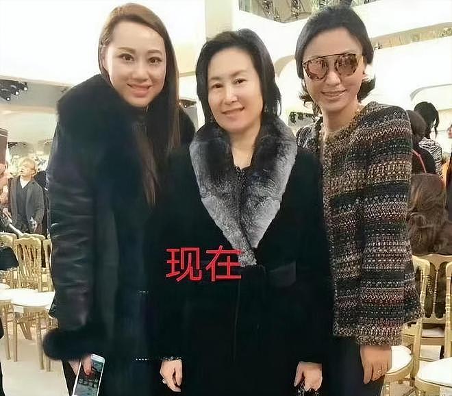 何超琼身价突破700亿,3位保镖一同出行,手里的包包成为亮点(组图) - 9