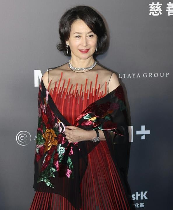 何超琼身价突破700亿,3位保镖一同出行,手里的包包成为亮点(组图) - 6