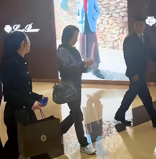 何超琼身价突破700亿,3位保镖一同出行,手里的包包成为亮点(组图) - 2