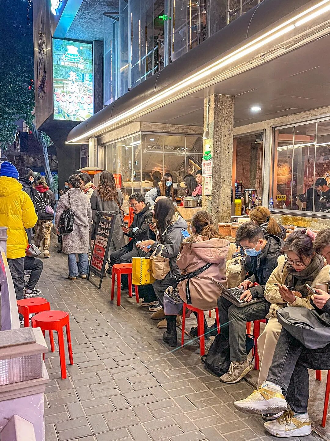 狂飙的县城网红店，让北上广打工人穷哭了（组图） - 10