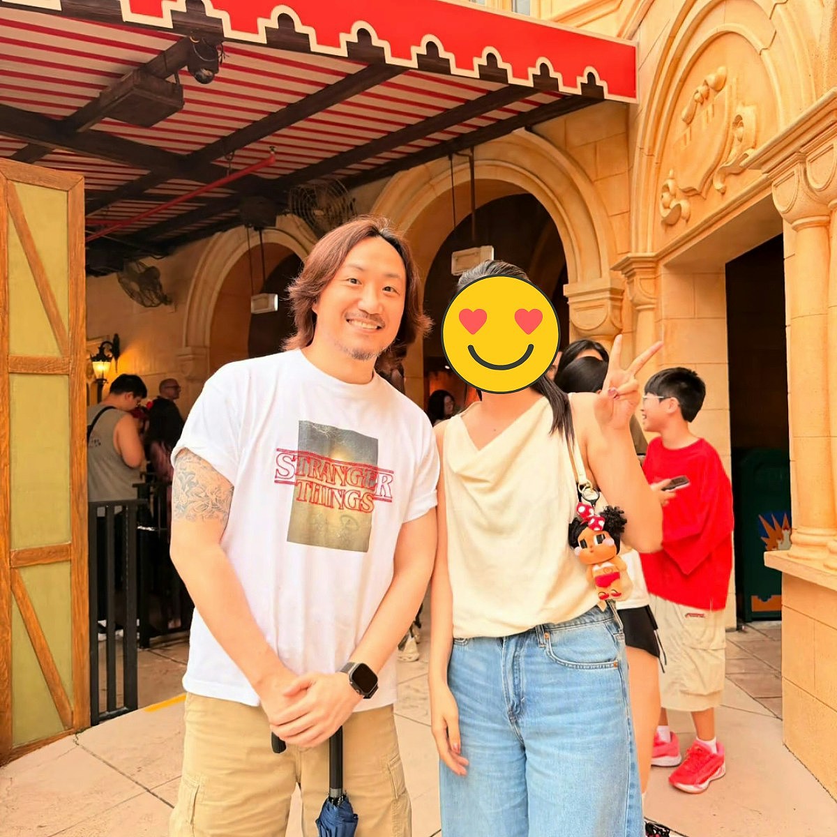 郑中基现身环球影城被网民捕获！与身旁女子开心大笑玩机动游戏（组图） - 10
