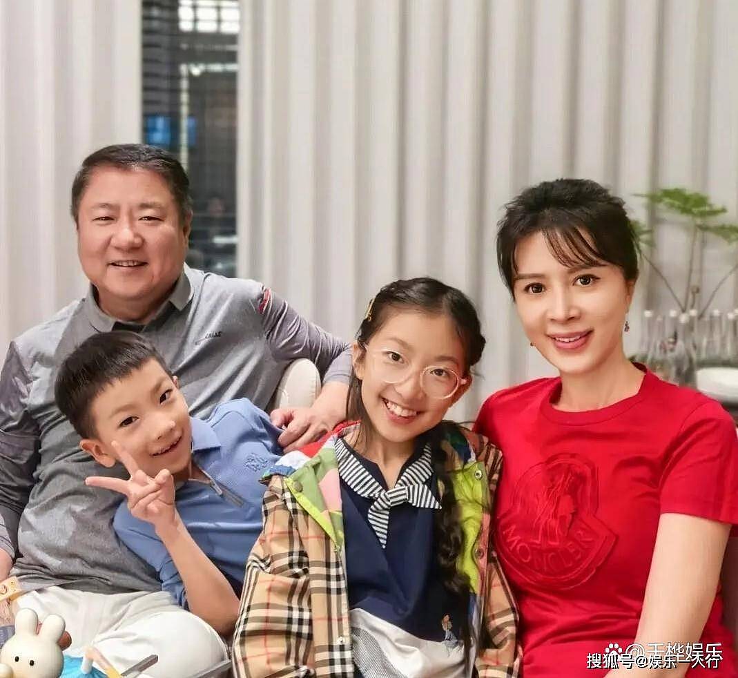 金巧巧三亚全家福狠狠打脸！富豪老公于东罕见露面，一家四口追星画面太温馨，婚变谣言不攻自破（组图） - 6