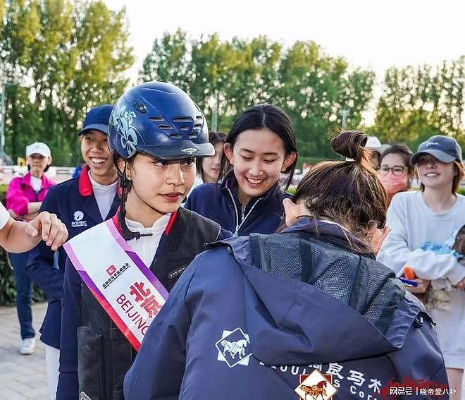 刘烨妻安娜晒儿女骑马照，诺一帅气霓娜飒美（组图） - 18