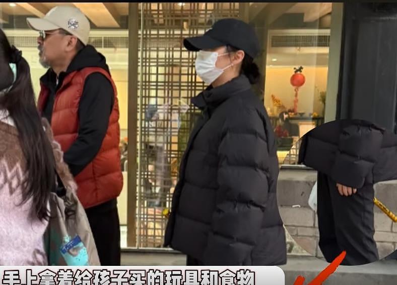 50岁陈建斌回重庆丈母娘家，胡须花白显老态，与蒋勤勤相差5岁状态大不同（组图） - 2