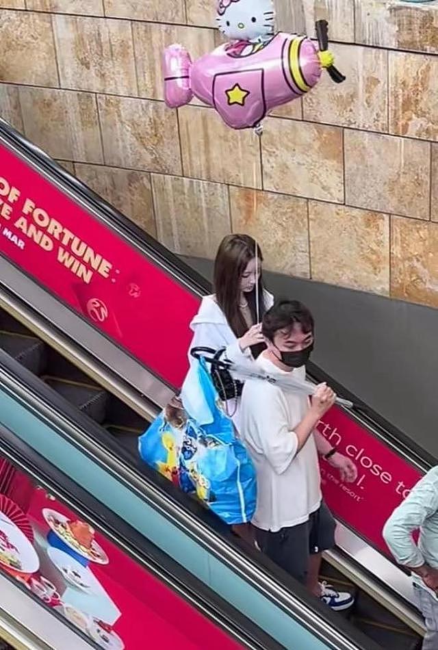 王思聪新加坡新年:38岁富二代三人行,女友懒懒心态逆天(组图) - 3