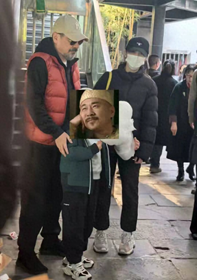 50岁陈建斌回重庆丈母娘家，胡须花白显老态，与蒋勤勤相差5岁状态大不同（组图） - 1