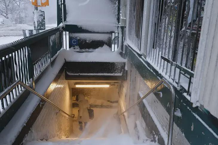 美国东海岸沦陷!“雪飓风”横扫纽约波士顿,2死1重伤,9000航班停摆,50万人断电!(组图) - 24