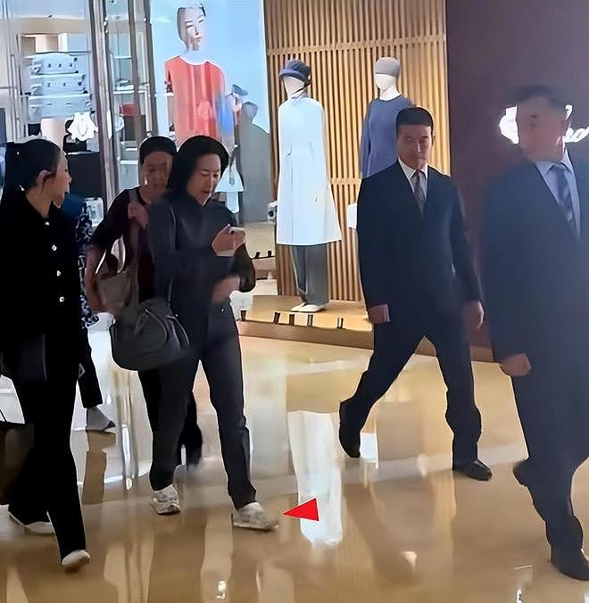 何超琼身价突破700亿,3位保镖一同出行,手里的包包成为亮点(组图) - 3