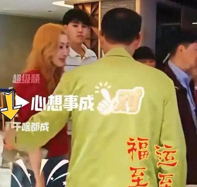 李嘉欣一家逛街!15岁许建彤容貌变化显著,身高近190已成帅哥(组图) - 1