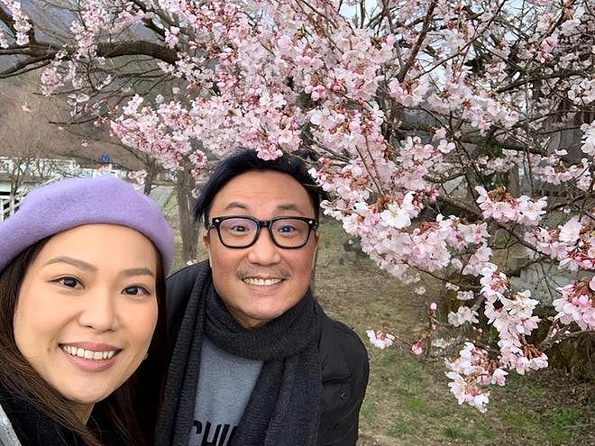 53岁郑中基疑似新恋情,和异性现身游乐场开心畅玩(组图) - 13