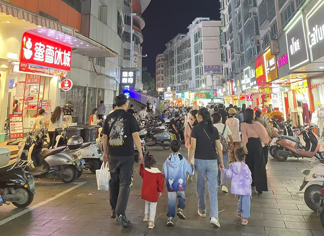 狂飙的县城网红店，让北上广打工人穷哭了（组图） - 15