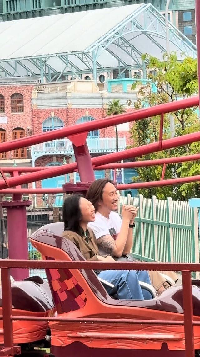 53岁郑中基疑似新恋情,和异性现身游乐场开心畅玩(组图) - 3
