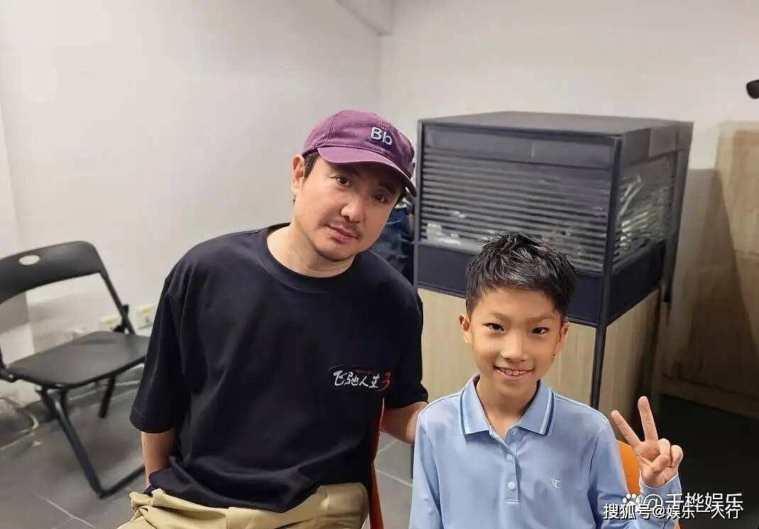 金巧巧三亚全家福狠狠打脸！富豪老公于东罕见露面，一家四口追星画面太温馨，婚变谣言不攻自破（组图） - 3