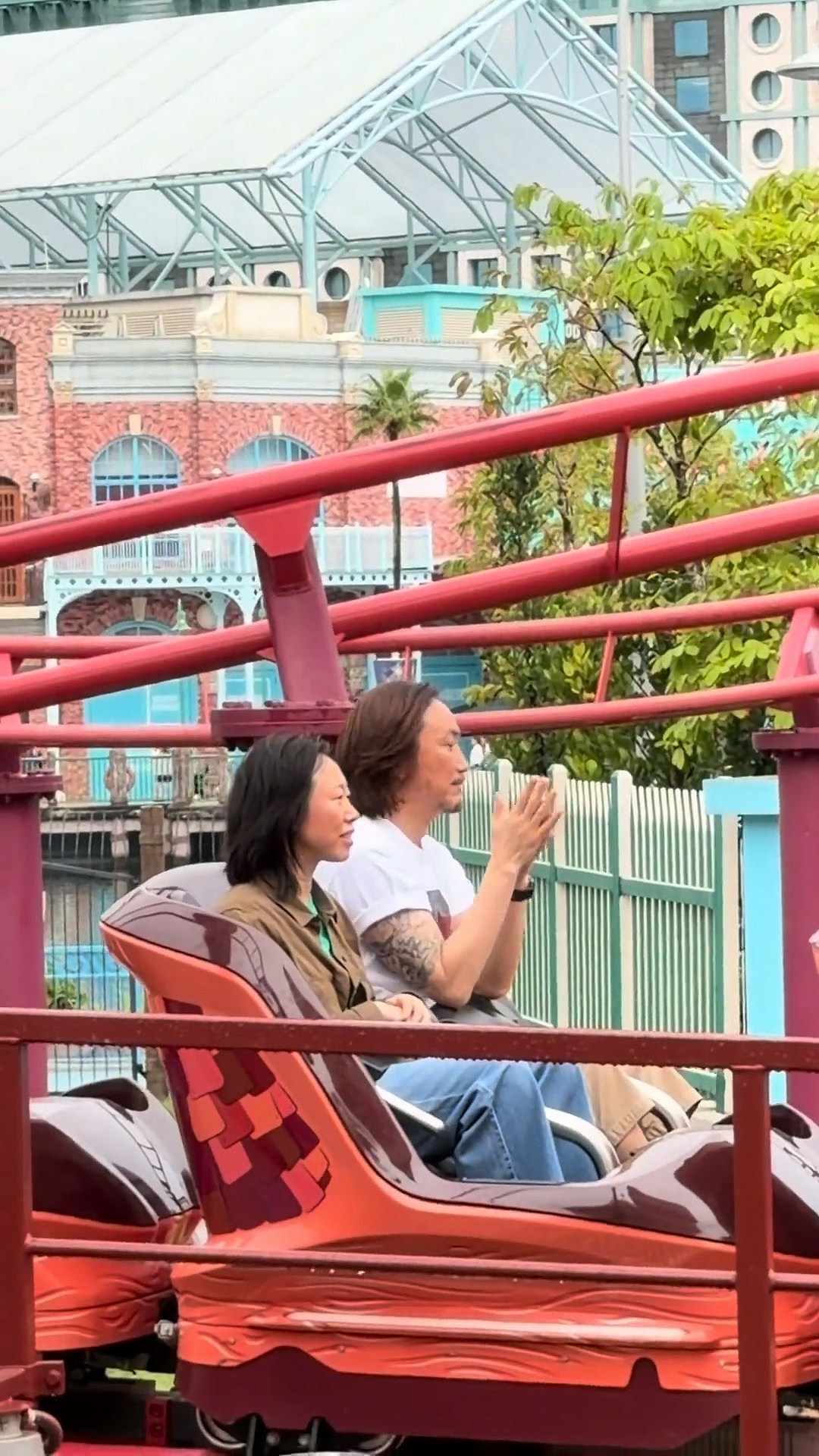 郑中基现身环球影城被网民捕获！与身旁女子开心大笑玩机动游戏（组图） - 8