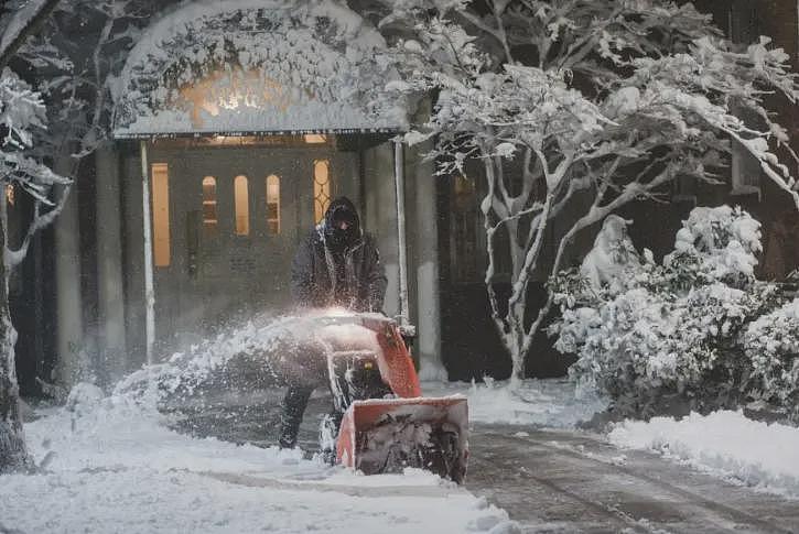 美国东海岸沦陷!“雪飓风”横扫纽约波士顿,2死1重伤,9000航班停摆,50万人断电!(组图) - 19