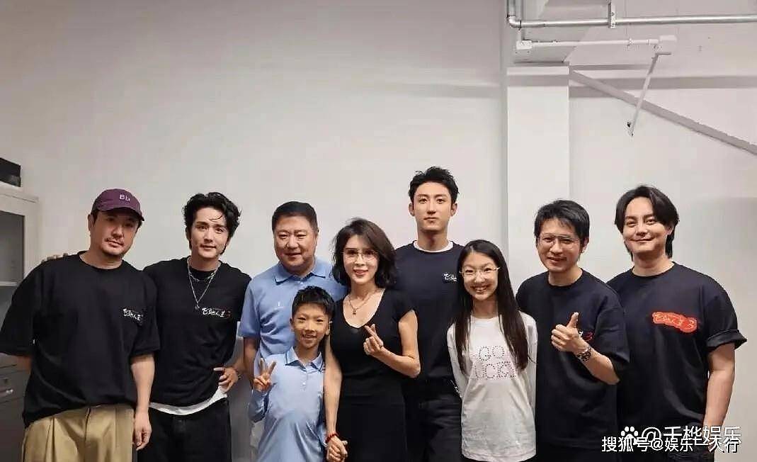金巧巧三亚全家福狠狠打脸！富豪老公于东罕见露面，一家四口追星画面太温馨，婚变谣言不攻自破（组图） - 2