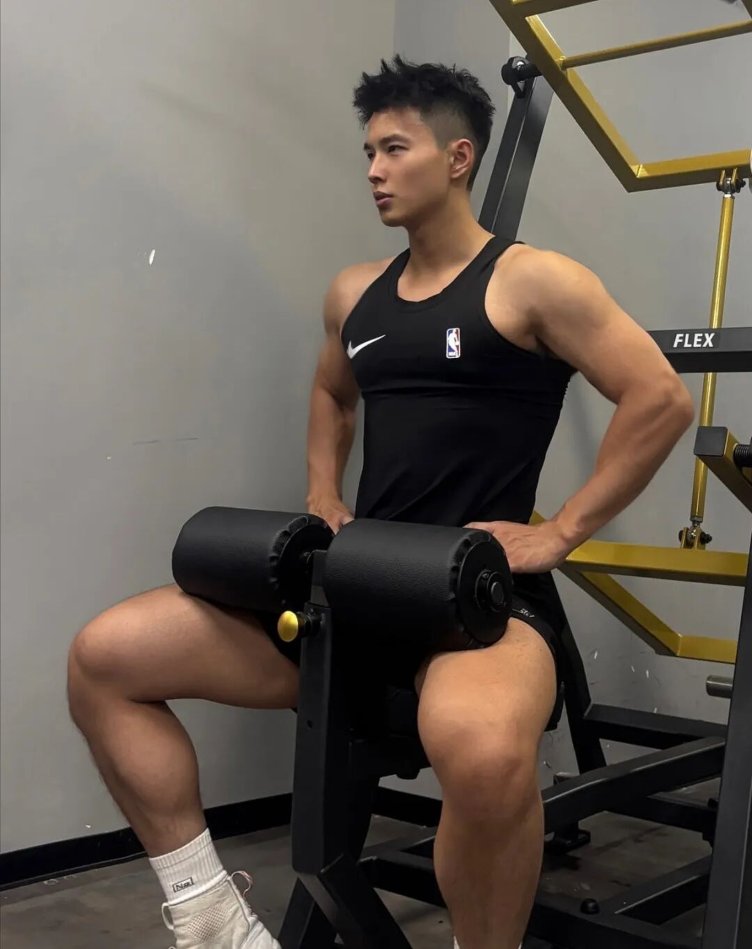 【帅哥】东北黑皮猛男体育生健身房大秀身材!粗腿大包持久力爆棚....(组图) - 1