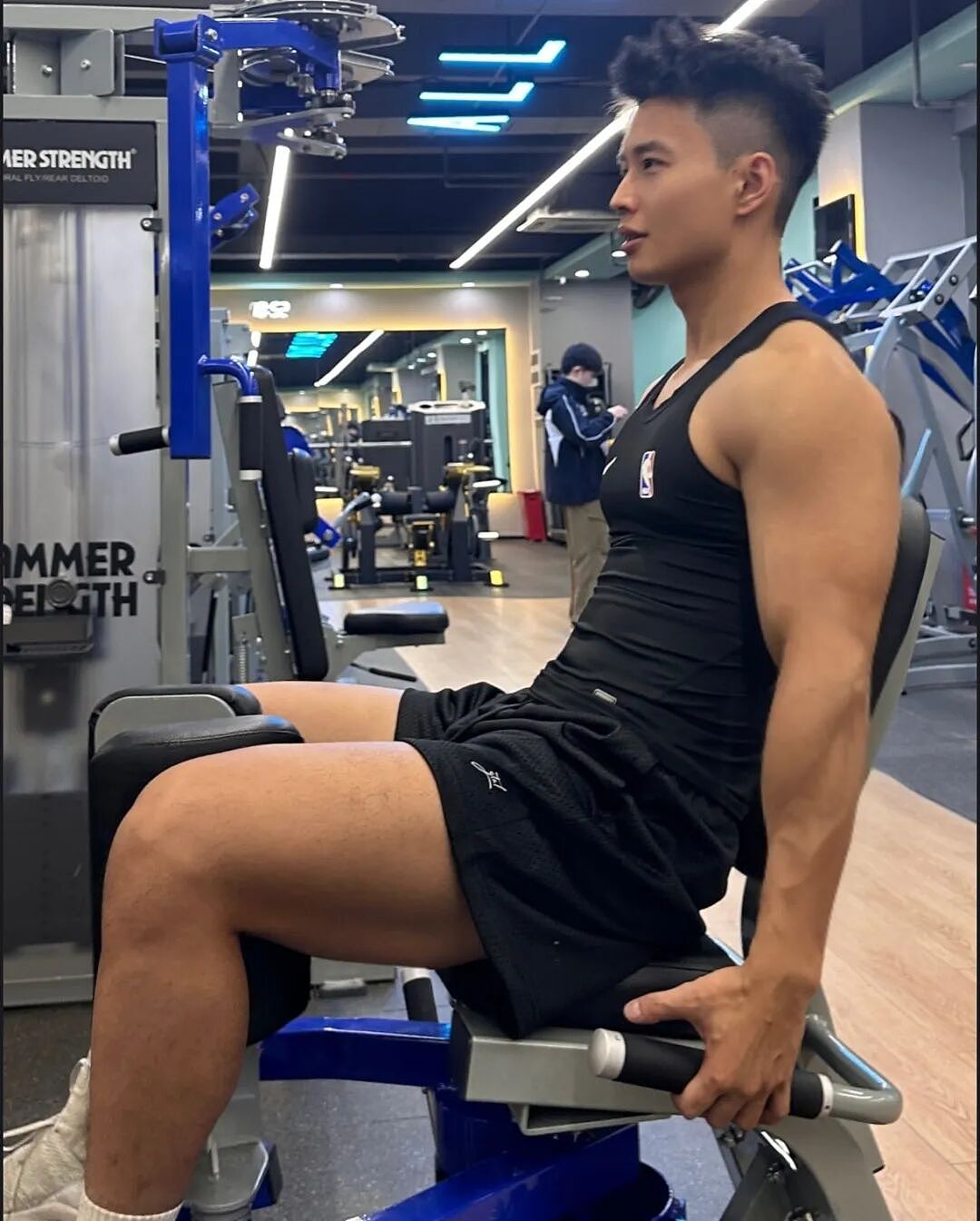 【帅哥】东北黑皮猛男体育生健身房大秀身材!粗腿大包持久力爆棚....(组图) - 2