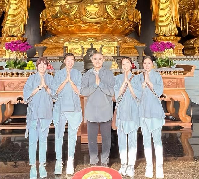53岁郑中基疑似新恋情,和异性现身游乐场开心畅玩(组图) - 8