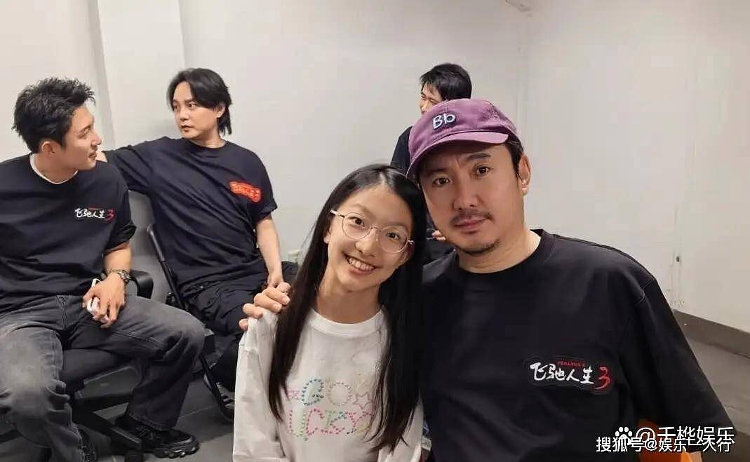 金巧巧三亚全家福狠狠打脸！富豪老公于东罕见露面，一家四口追星画面太温馨，婚变谣言不攻自破（组图） - 5