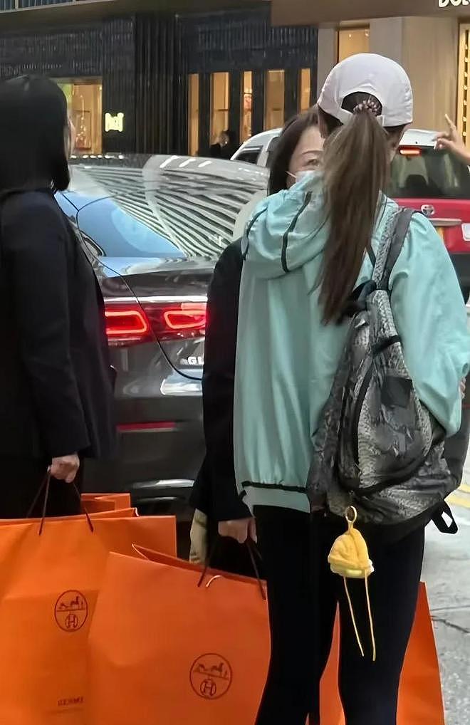 李嘉欣一家逛街!15岁许建彤容貌变化显著,身高近190已成帅哥(组图) - 13