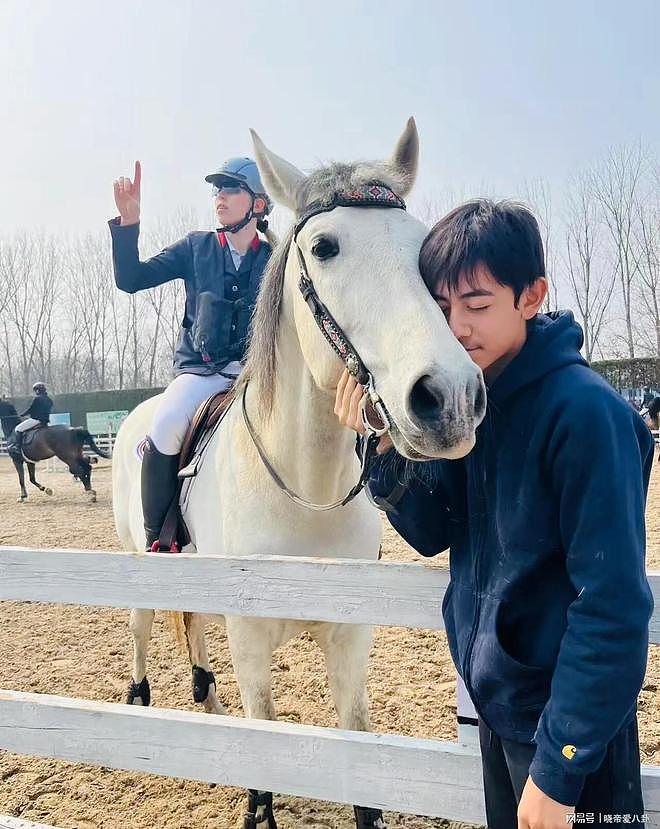 刘烨妻安娜晒儿女骑马照，诺一帅气霓娜飒美（组图） - 9