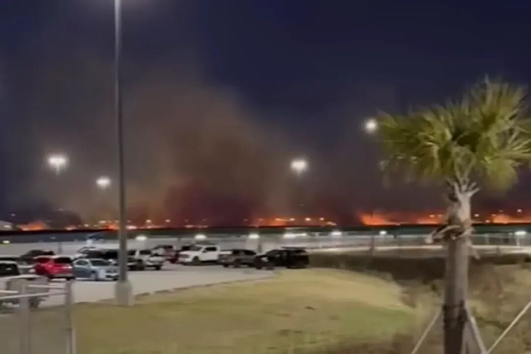 可怕!载185人客机刚起飞引擎就爆炸,喷出恐怖火球,跑道烈焰冲天!(组图) - 1