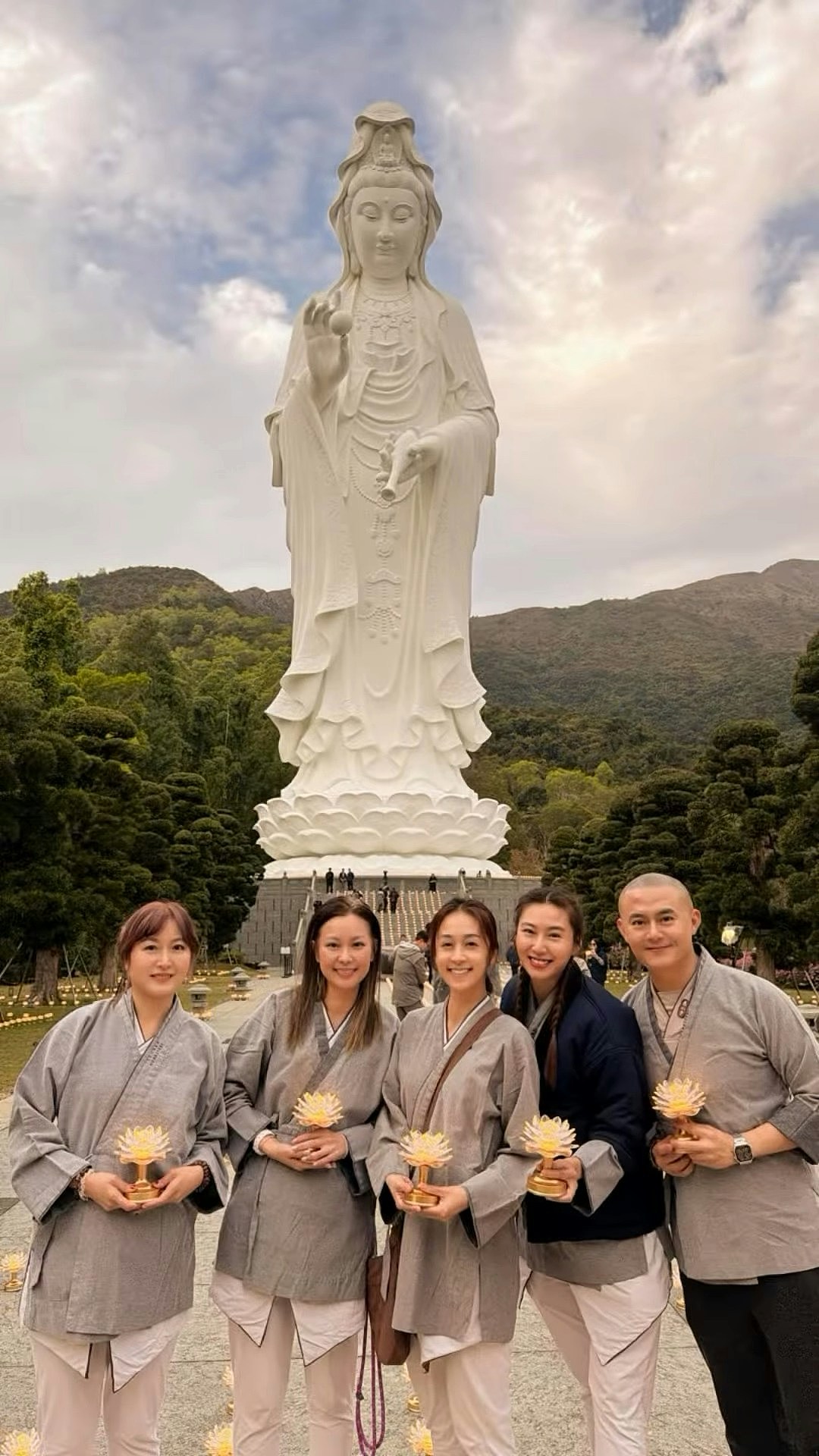 郑中基现身环球影城被网民捕获！与身旁女子开心大笑玩机动游戏（组图） - 5