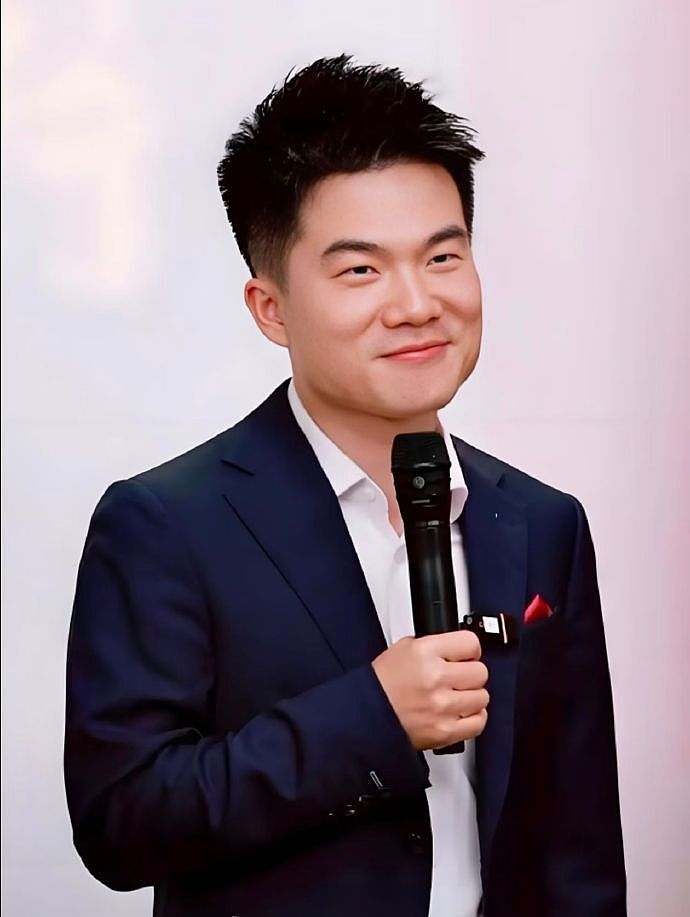 董宇辉自曝不整容的原因：我妈想了半天，回了我一句丑人多作怪，糟蹋那钱干啥（视频/组图） - 5