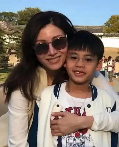 李嘉欣一家逛街!15岁许建彤容貌变化显著,身高近190已成帅哥(组图) - 6