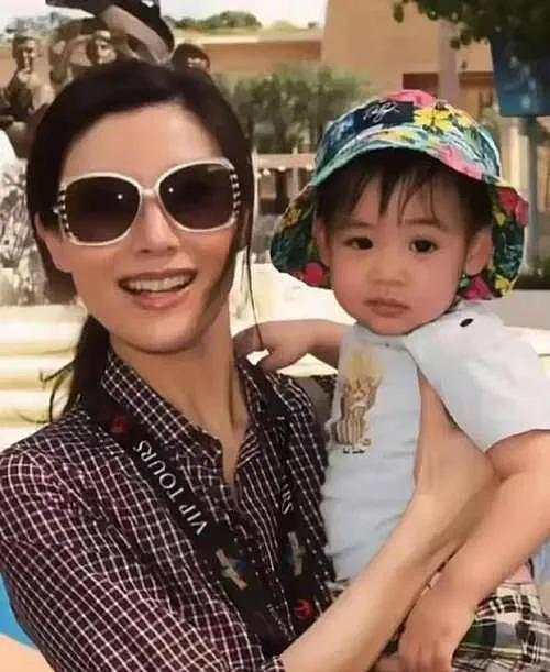 李嘉欣一家逛街!15岁许建彤容貌变化显著,身高近190已成帅哥(组图) - 8