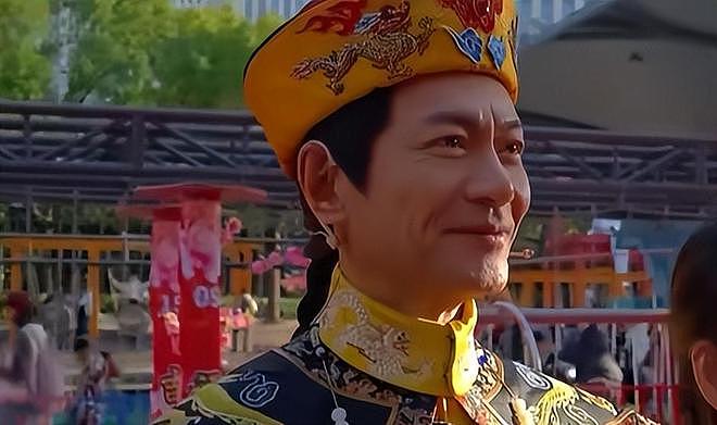 64岁男演员春节在景区打工,暴瘦引担忧!曾自曝不再拍戏(组图) - 1