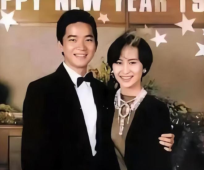何超琼身价突破700亿,3位保镖一同出行,手里的包包成为亮点(组图) - 10