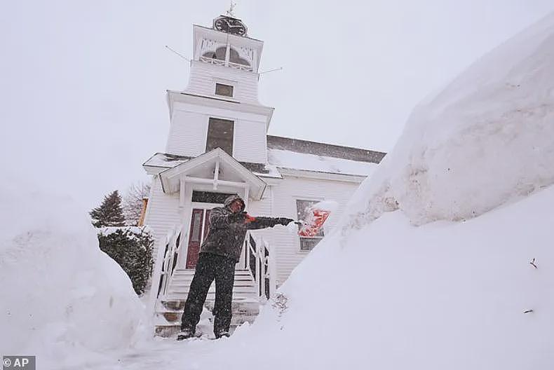 美国东海岸沦陷!“雪飓风”横扫纽约波士顿,2死1重伤,9000航班停摆,50万人断电!(组图) - 12